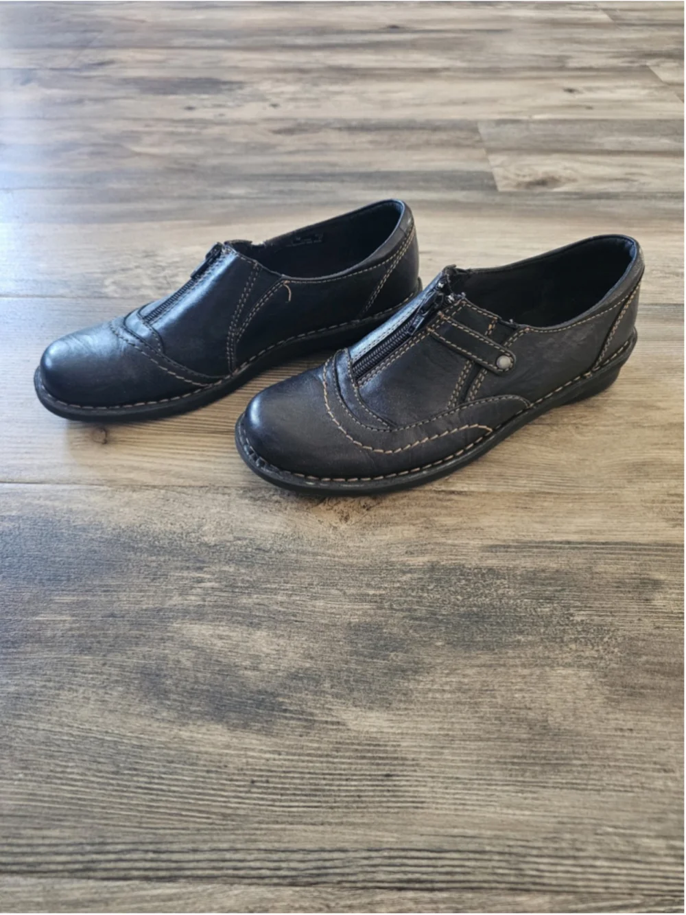 Clarks leather features